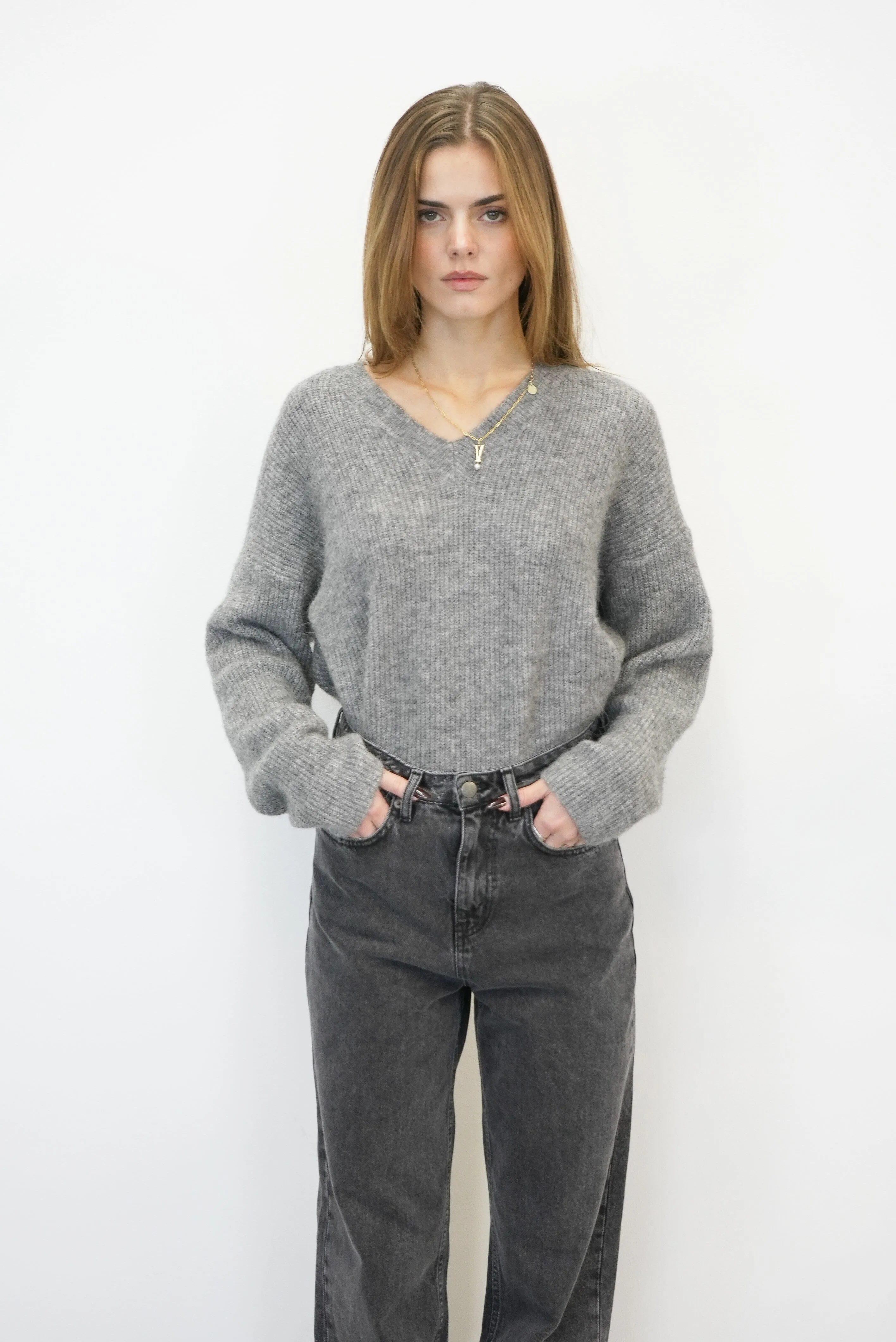ALPHA V-NECK WOOL PULLOVER IN GREY