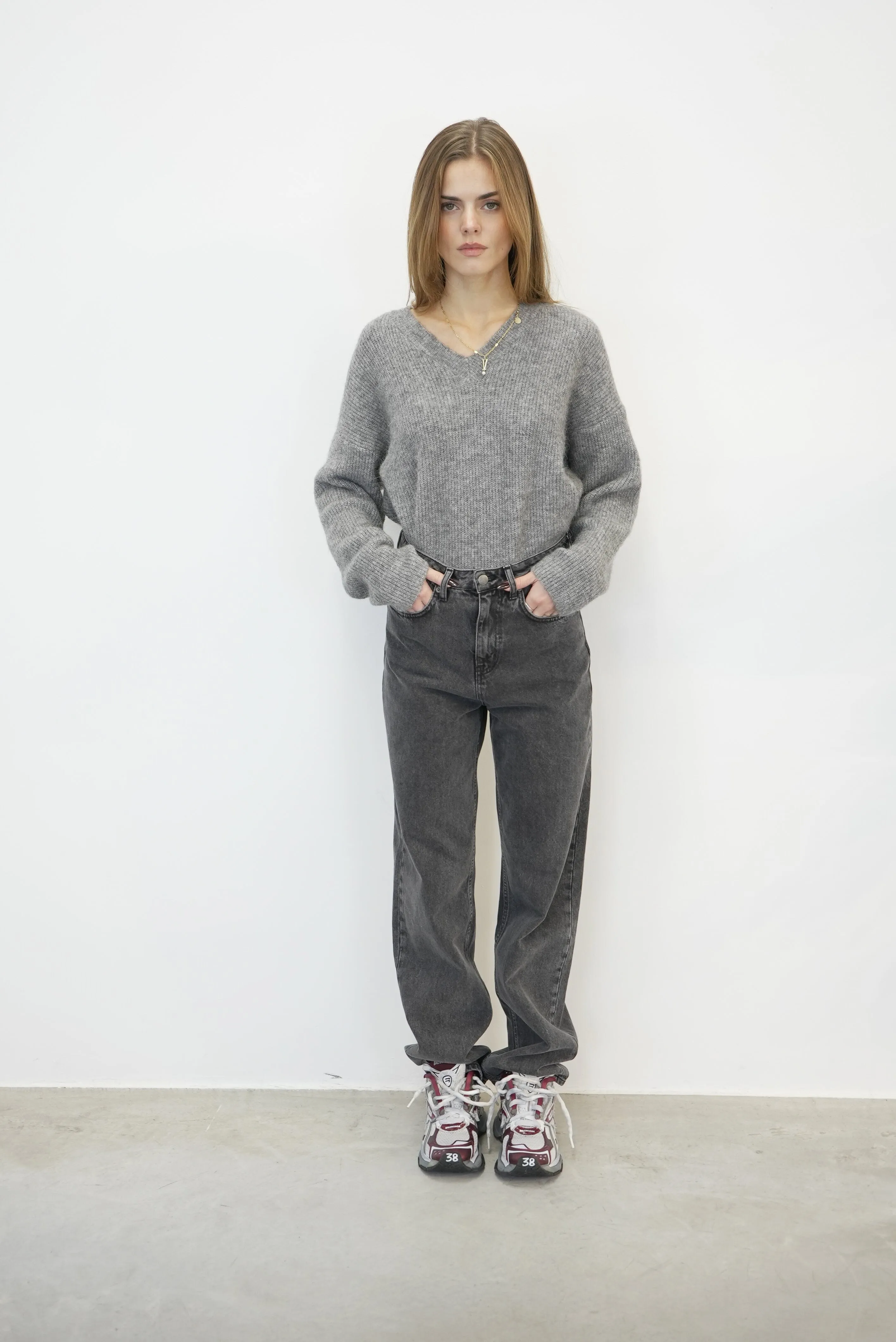 ALPHA V-NECK WOOL PULLOVER IN GREY